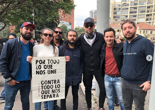 El cantante Santiago Cruz se sumó a la manifestación.