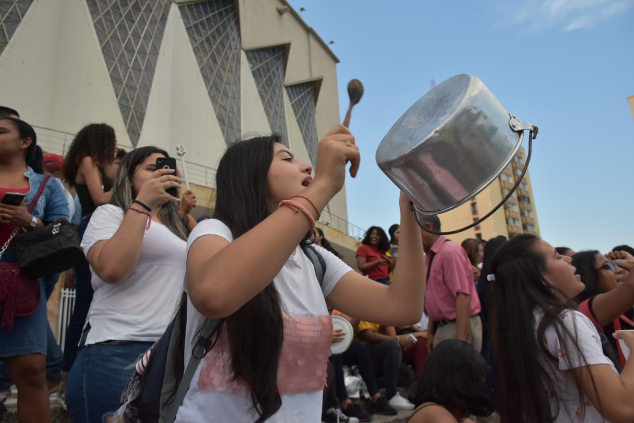 Las personas durante el cacerolazo en Barranquilla.