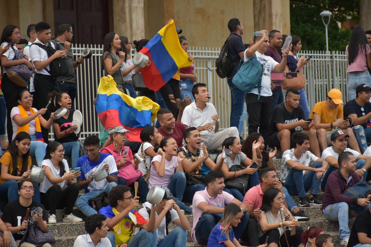 Las personas durante el cacerolazo en Barranquilla.