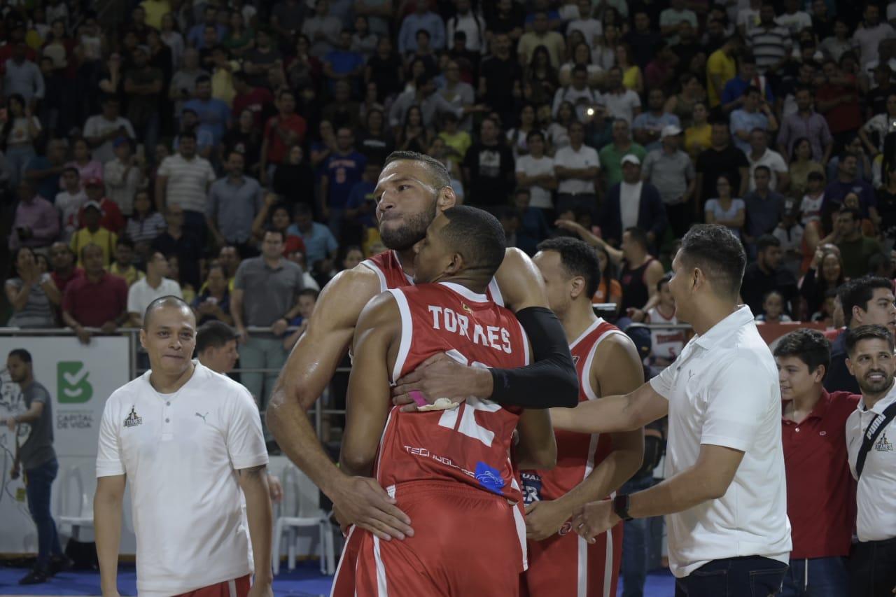 Cristian Mercado John Hernández festeja con Eduardo Torres.