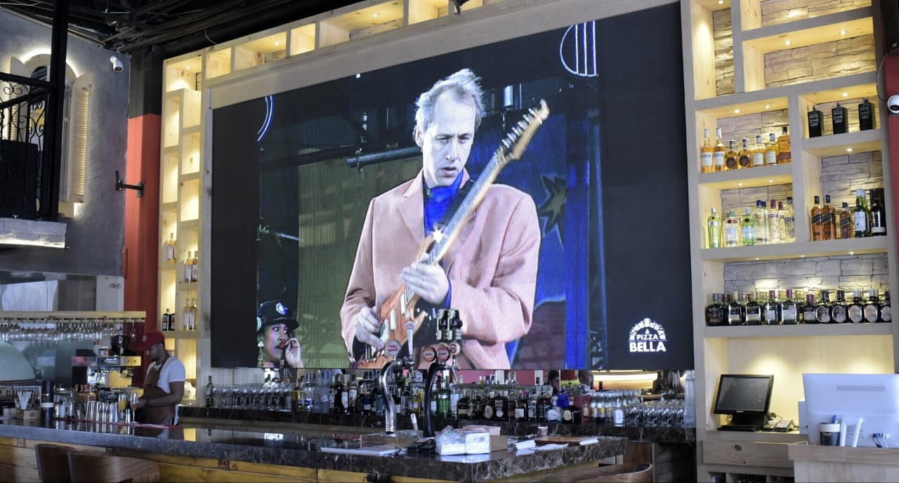 La pantalla gigante de 3 metros de alta y 5 de ancho que le da un plus a Pizza Bella Sportivo Bar.