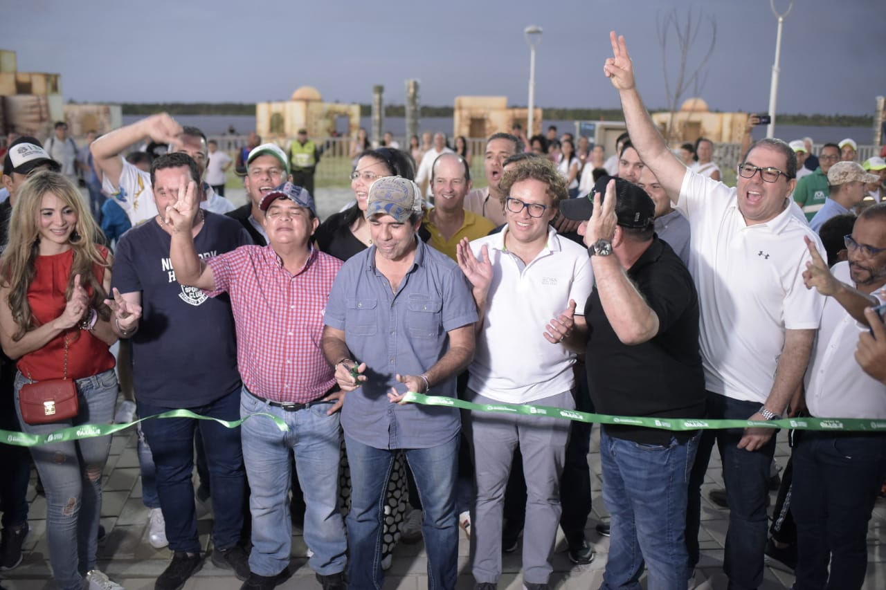 La secretaria General, Ana María Aljure; la secretario de Obras Públicas, Rafael Lafont; el Alcalde Alejandro Char; el Gerente de Desarrollo de Ciudad, Carlos Acosta y el gerente de la ADI, Alberto Salah. 