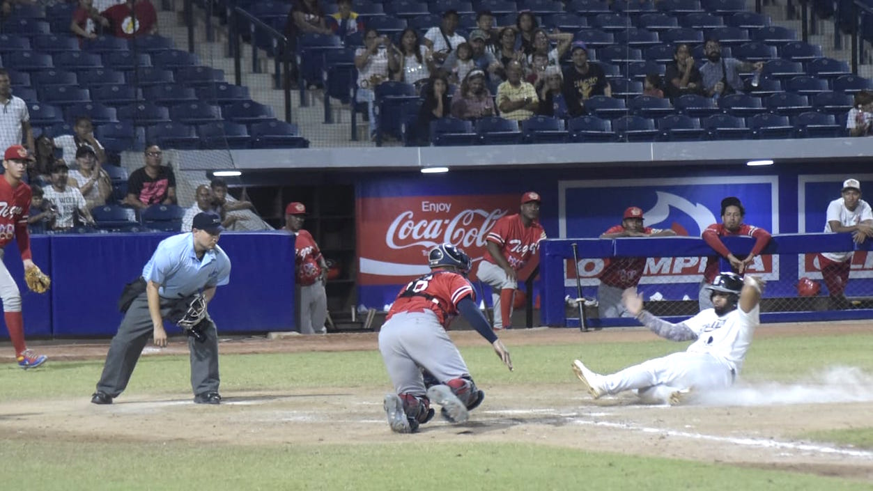 Edilberto Mendoza descontó por Gigantes en esta jugada.