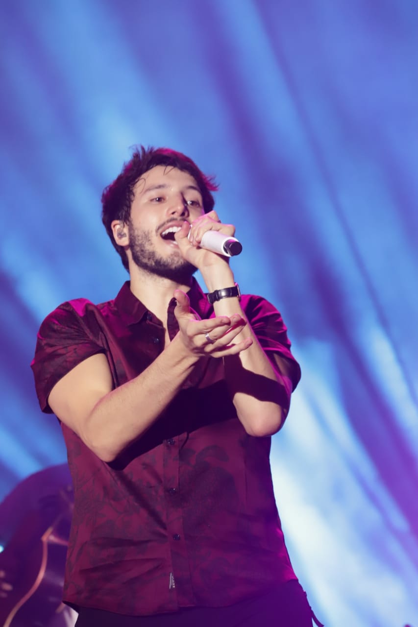 Sebastián Yatra en medio de su presentación en Barranquilla.