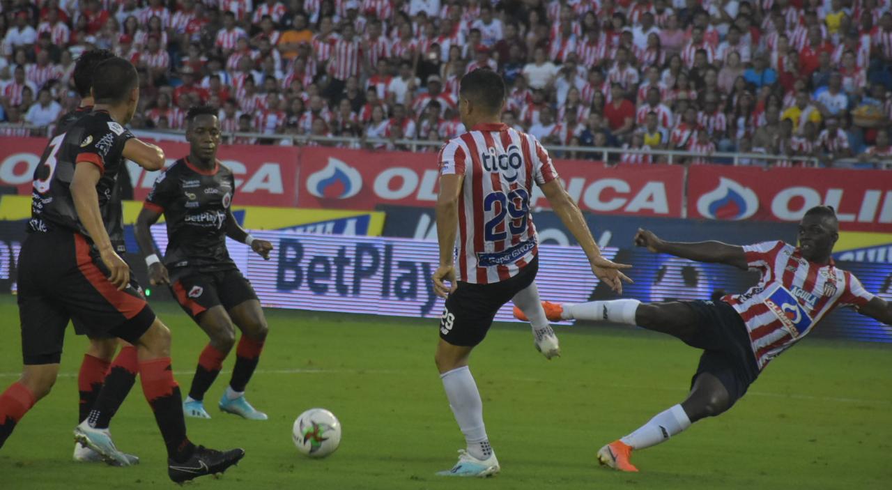 Edwuin Cetré y Teófilo Guiérrez enfrentando las marcas.