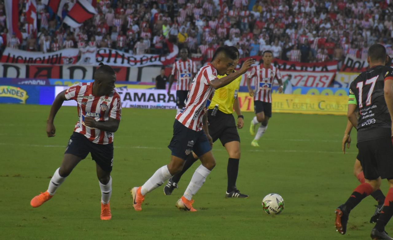'El Chino' Sandoval manejando el ataque.
