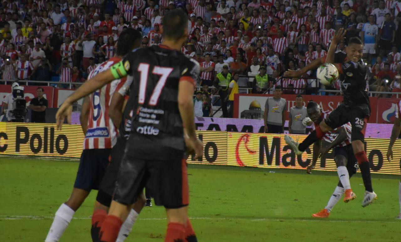 Otra vez Edwuin Cetré rematando al arco de Camilo Chaverra.