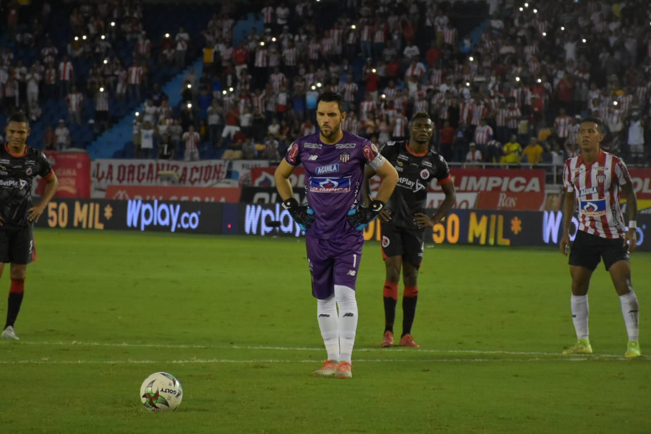 El capitán Sebastián Viera se dispone al cobro de un tiro penal.