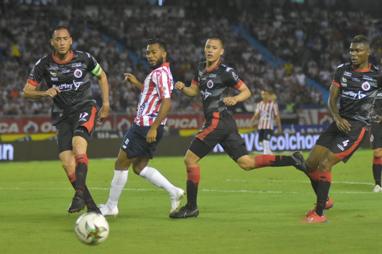 Un balón sin dueño en una acción del partido.