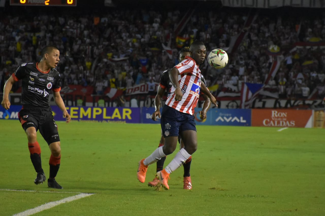 Edwuin Cetré, creando peligro.