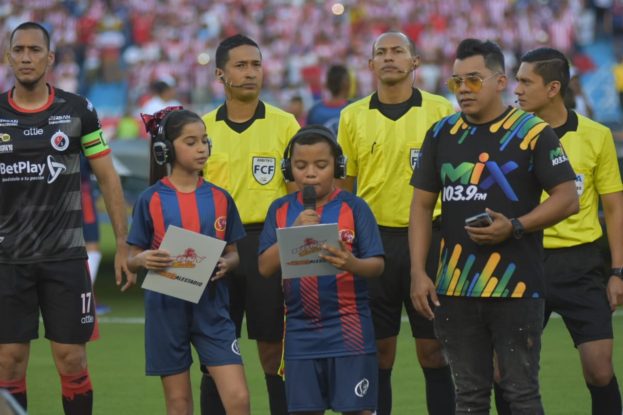Los niños participando en la previa del partido.
