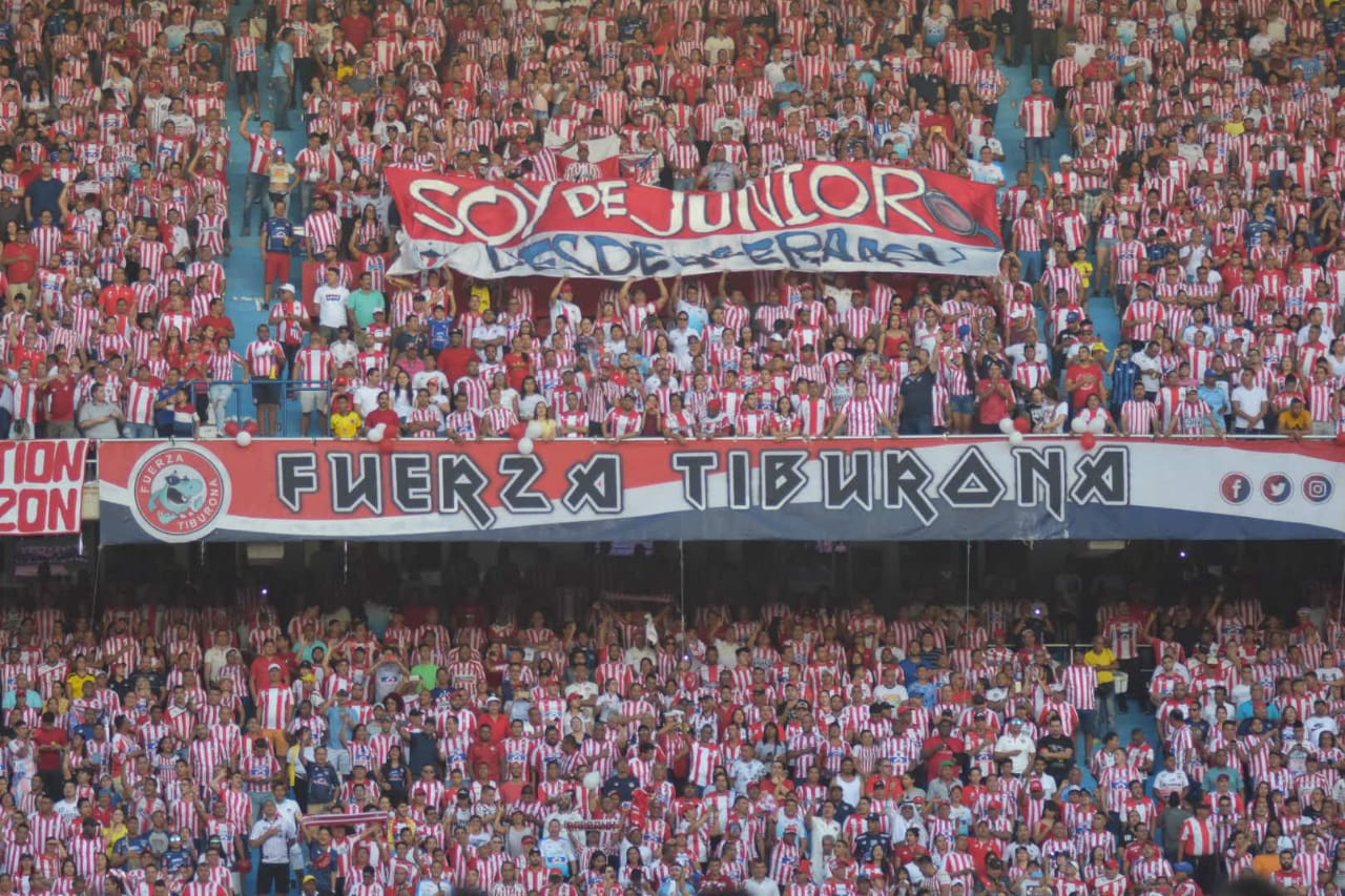 La aficion apoyando a los 'tiburones'.