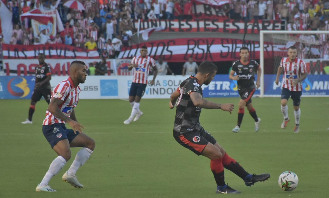 Freddy Hinestroza es neutralizado por la defensa visitante.