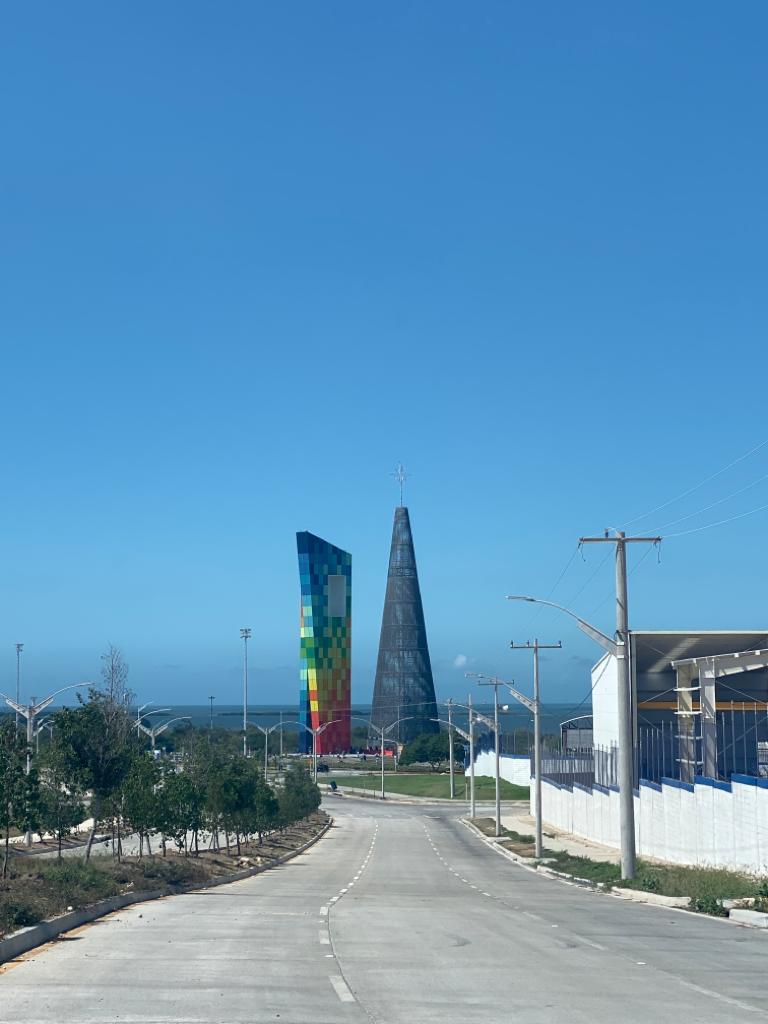 Así se ve el árbol de Navidad junto al monumento de La Ventana al Mundo.