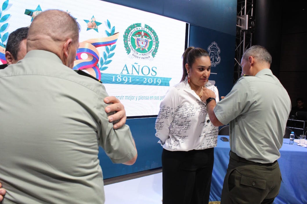 @BquillaSegura La asesora Pura Racedo cuando era condecorada.