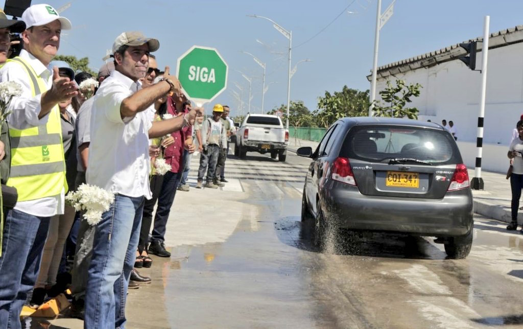 Abriendo el paso a los vehículos.