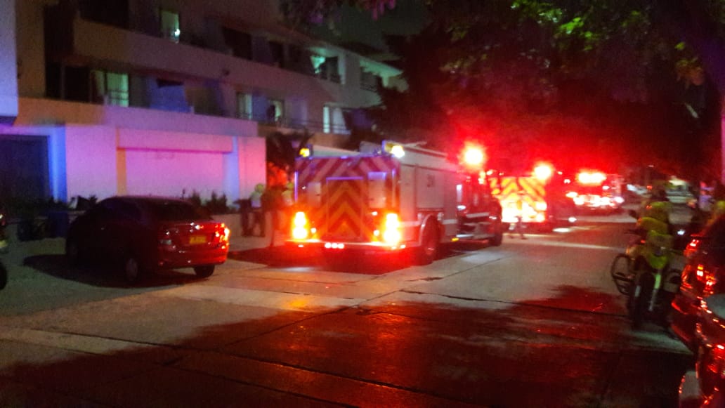 Tres máquinas de bomberos atienden la emergencia.