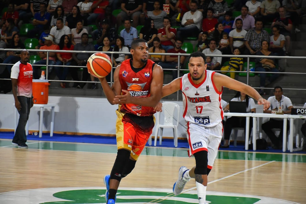 El venezolano César García marca a un jugador de Fastbreack.