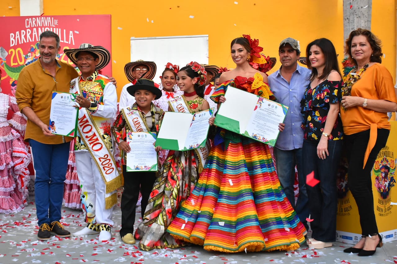 Las autoridades distritales y los Reyes del Carnaval 2020.