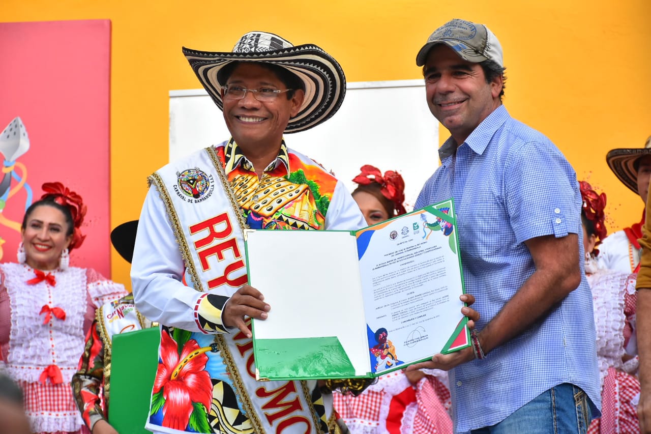 El Rey Momo Alcides Romero y el Alcalde Alejandro Char.