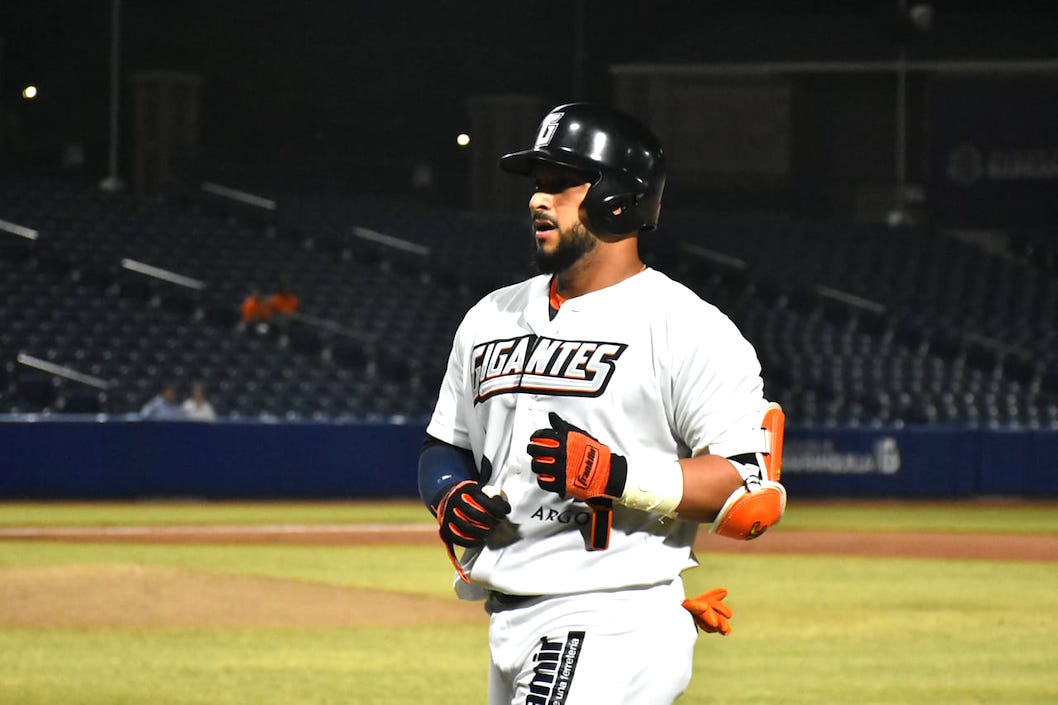 Jhonatan Solano debutando con los Gigantes.