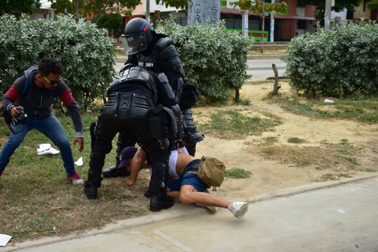 Así cogió el Esmad al fotógrafo Charlie Cordero.