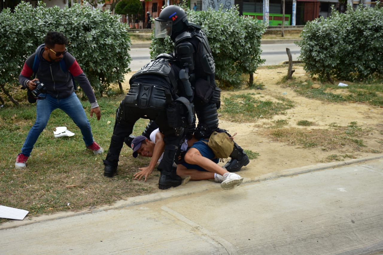 El ataque del Esmad al fotógrafo Charlie Cordero.