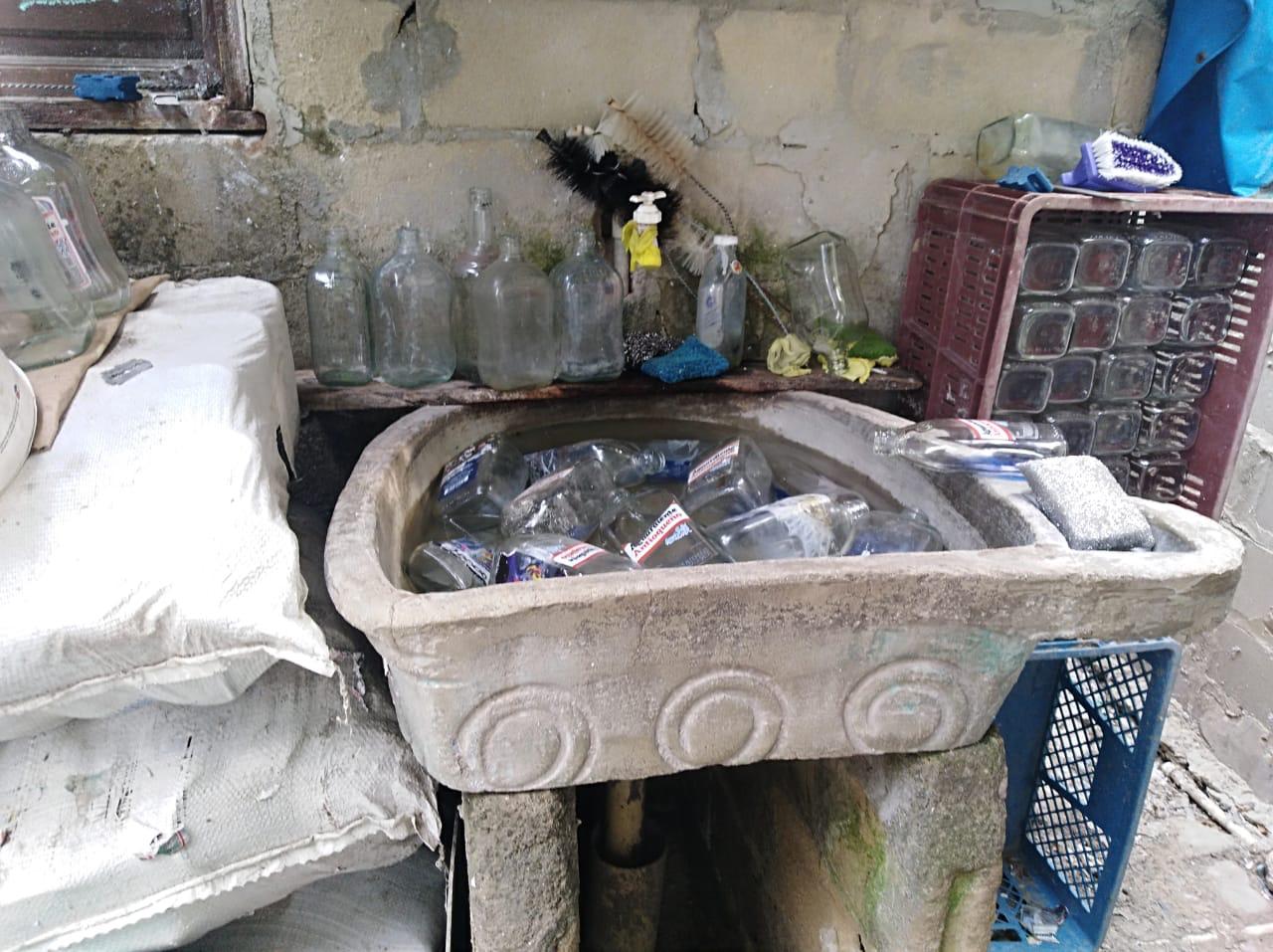 En condiciones antihigiénicas estaba la fábrica de licores.