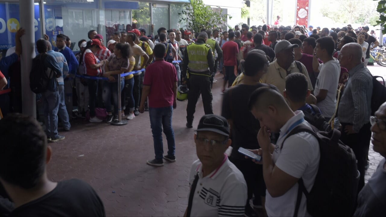 Filas de aficionados en búsqueda de boletas para la final.