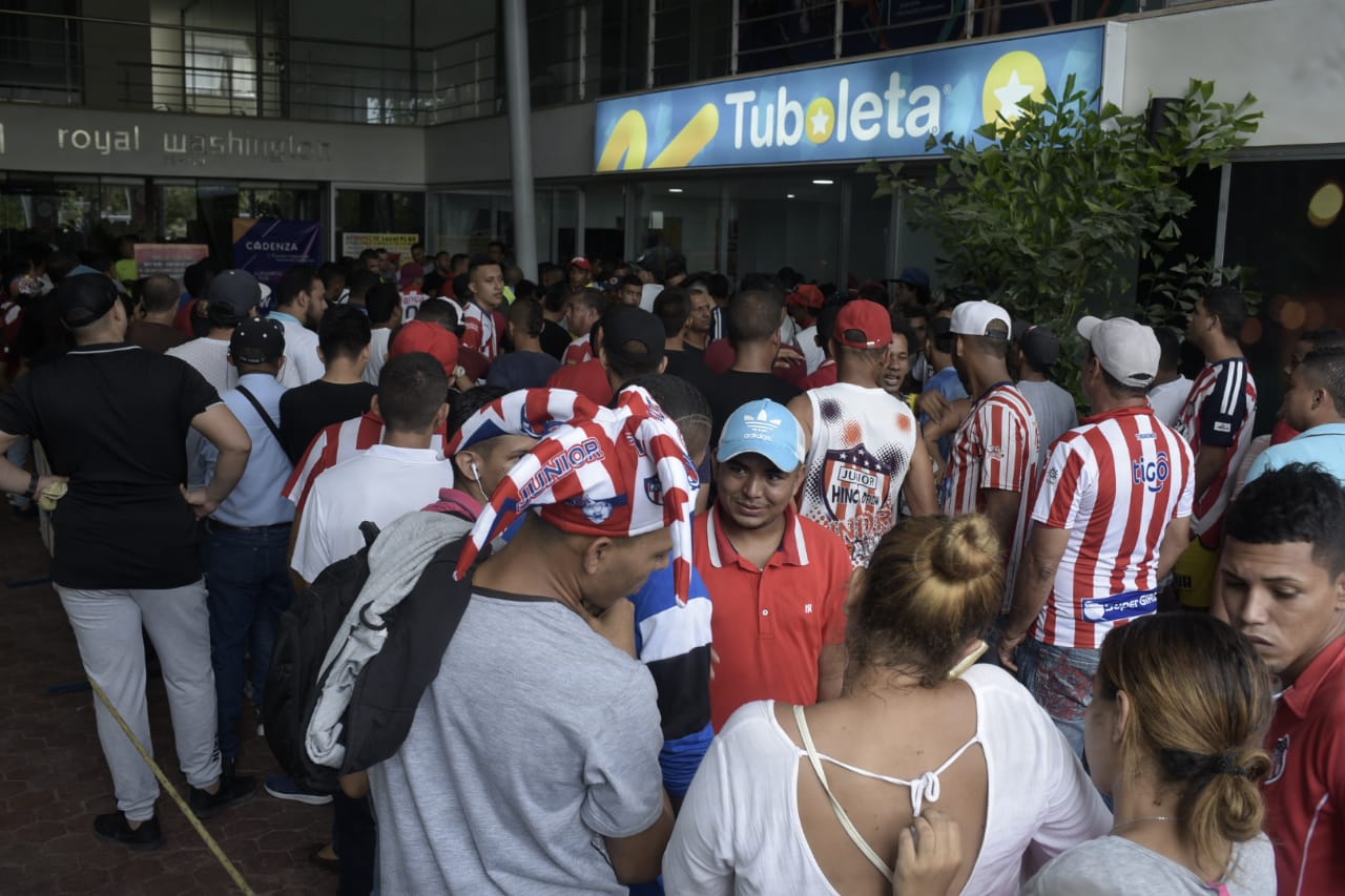 Desde la madrugada se encuentra gran cantidad de aficionados haciendo filas.