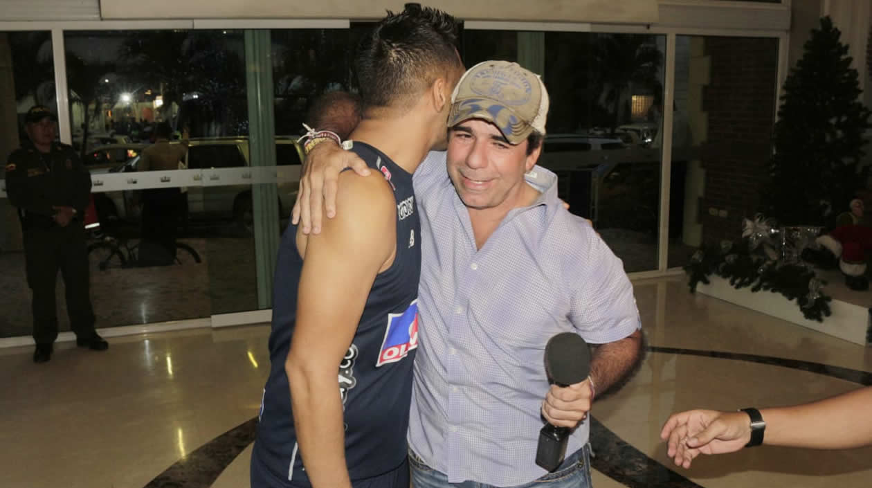 Con un fraterno abrazo Teófilo se despidió del alcalde Alejandro Char. 