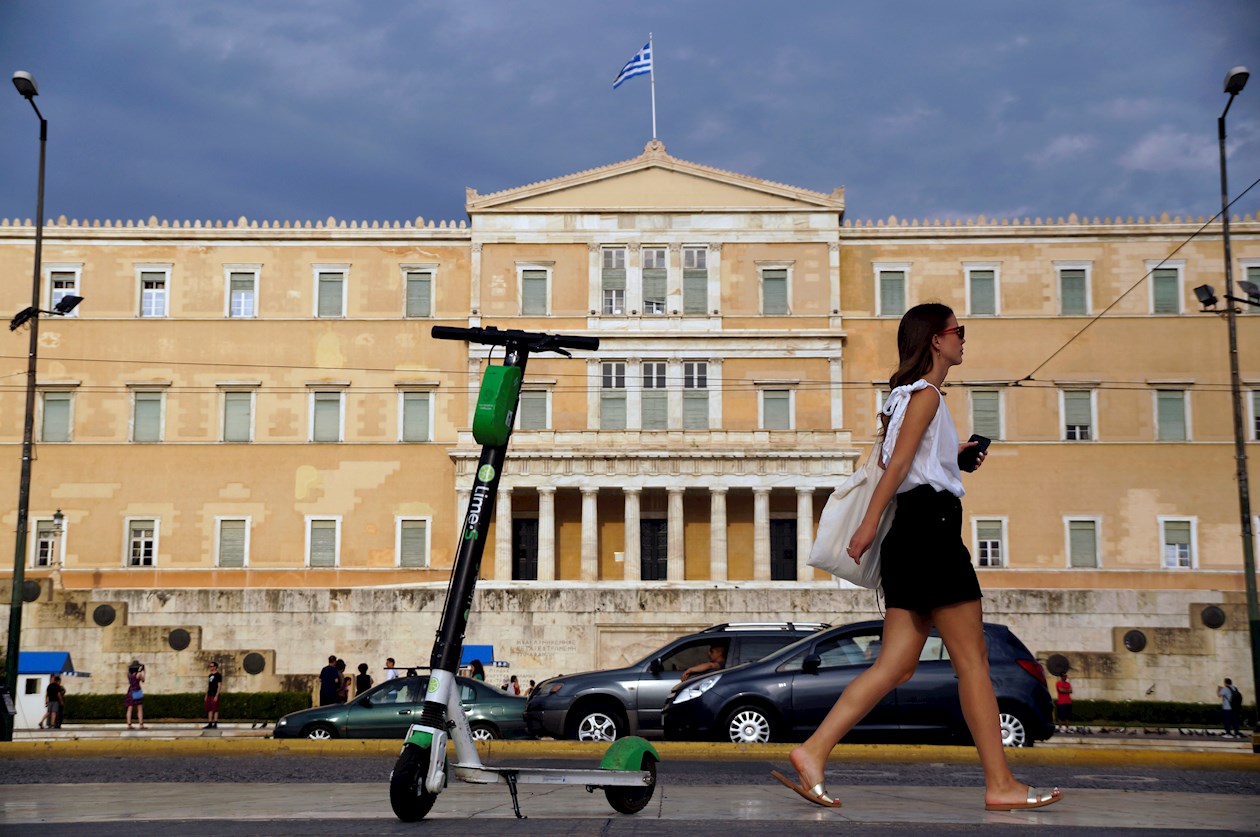 Atenas tiene una movilidad urbana caótica, en la que el coche marca los límites.