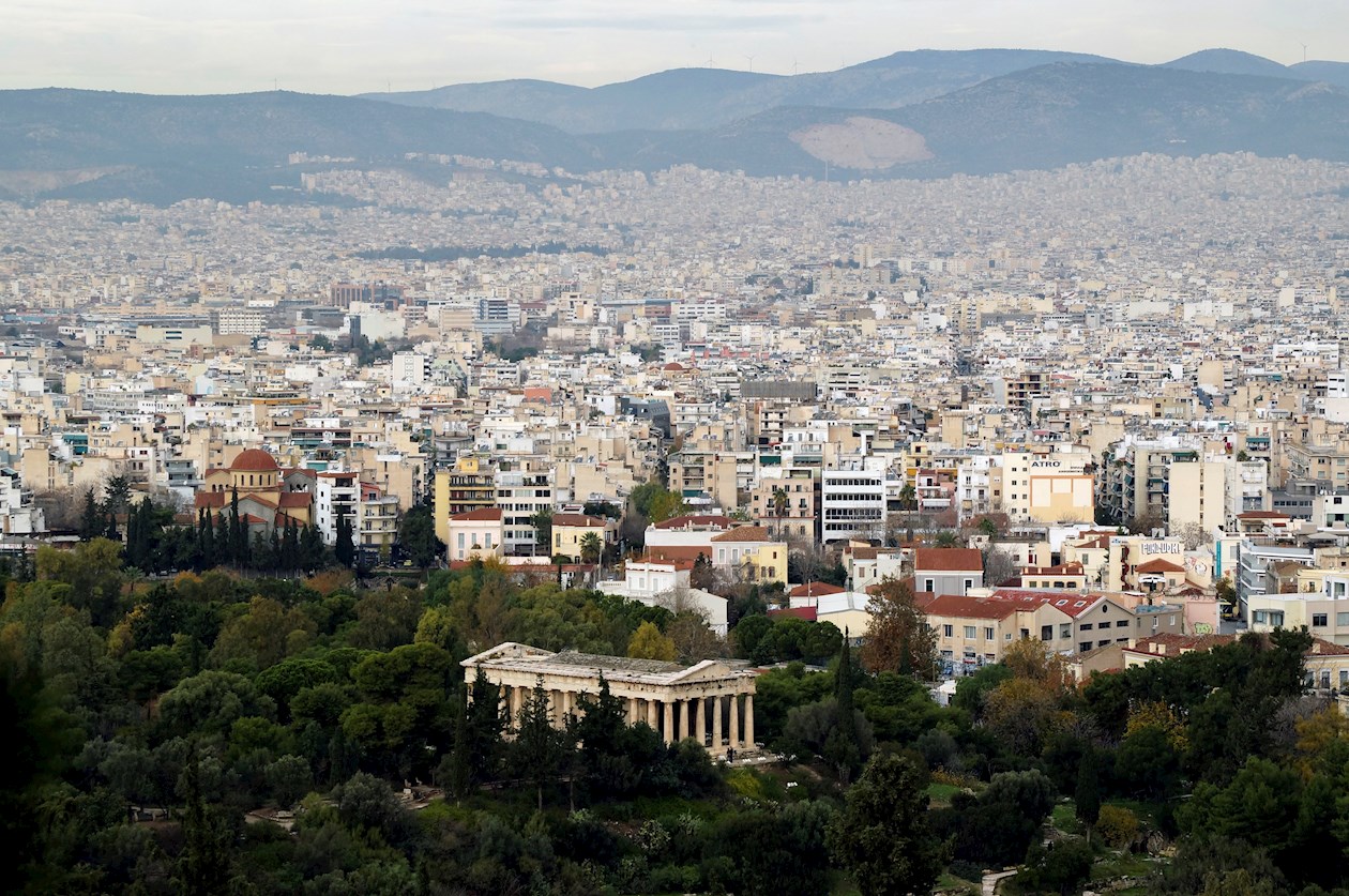 Atenas tiene una movilidad urbana caótica, en la que el coche marca los límites. Ganan por goleada al transporte público, escaso y poco eficiente, y se come el espacio de los peatones..