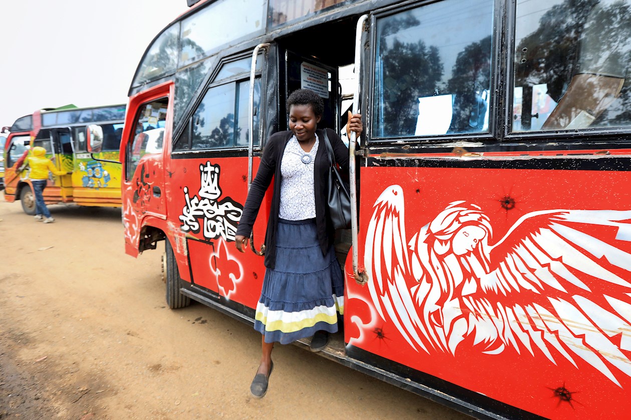 El sueño de Esther Iruruma era estudiar y montar su propio negocio. Ahora, a sus 38 años, es madre soltera y trabaja como empleada del hogar en Nairobi, pero el sistema de transporte de la capital de Kenia ni siquiera le permite ejercer su rol materno.