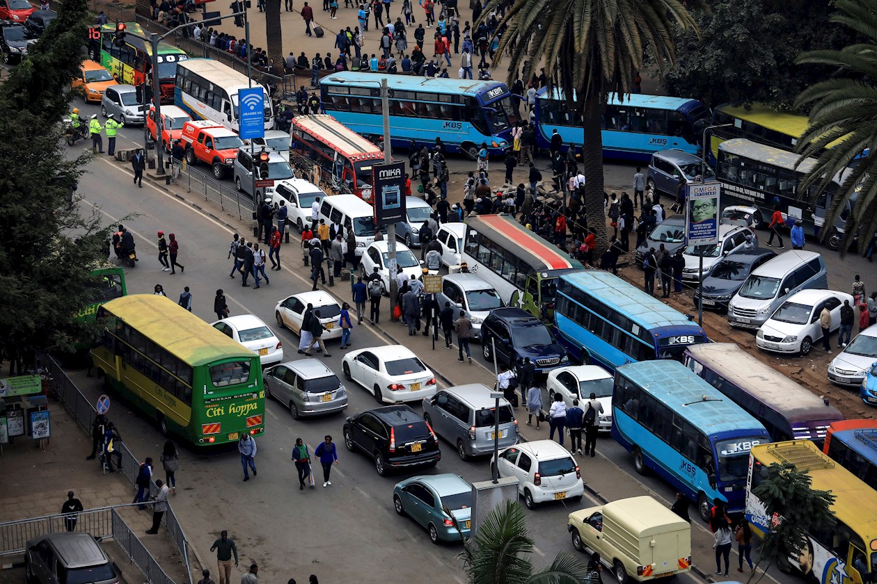 Nairobi tiene unos 4 millones de habitantes y crece sin ninguna planificación urbana. Todos los sistemas de transporte colectivo son privados y caóticos, lo que multiplica por cuatro los tiempos normales de desplazamiento. 
