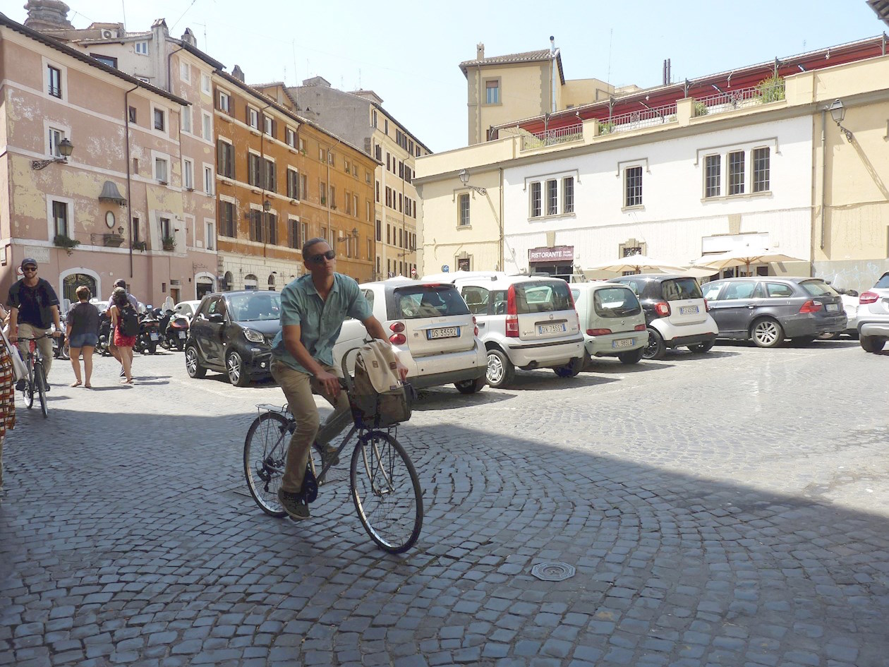 Un ciudadano se desplaza por la ciudad de Roma.