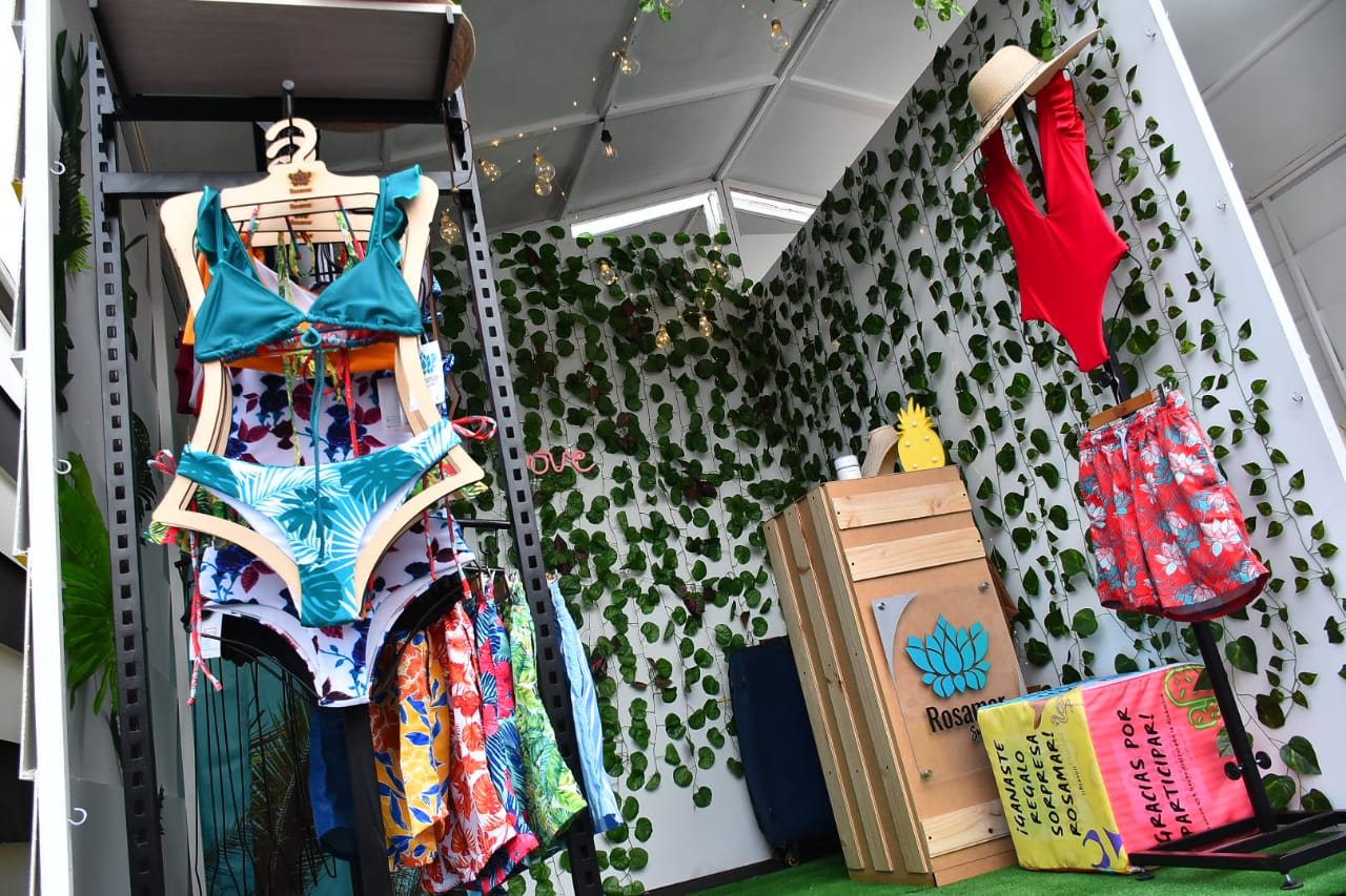 Hay gran oferta de vestidos de baño por la época de vacaciones.