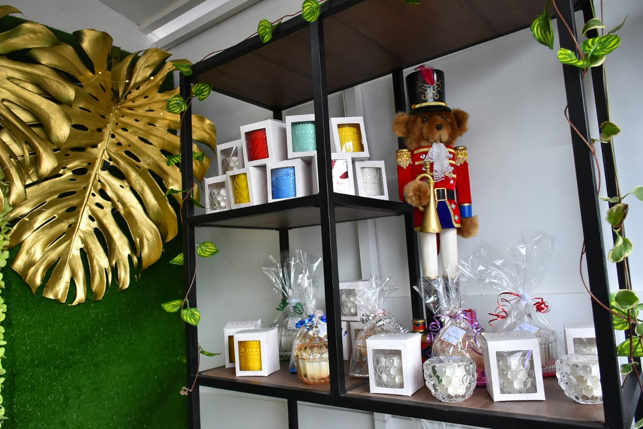 Velas y demás variedad de productos conforman la oferta.