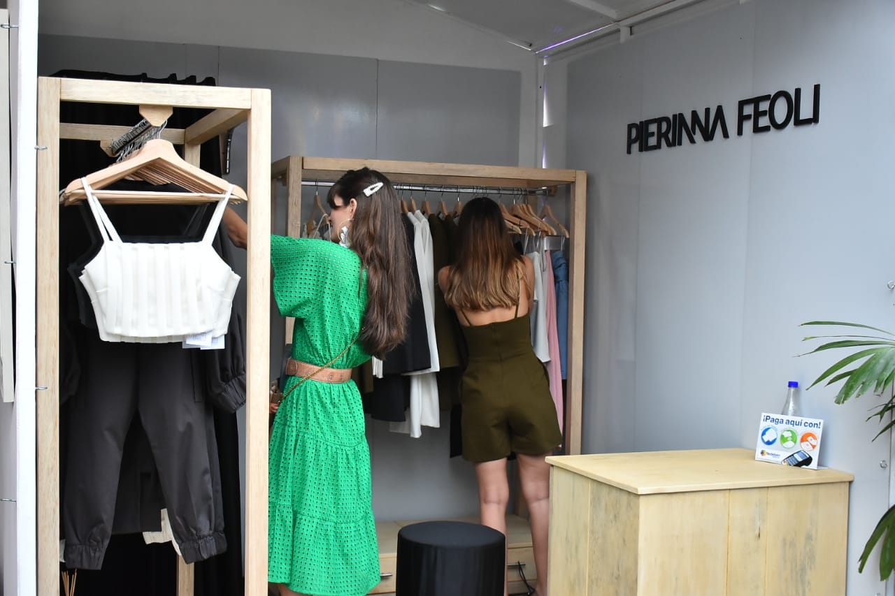 Un par de emprendedoras organizando su puesto de exhibición.