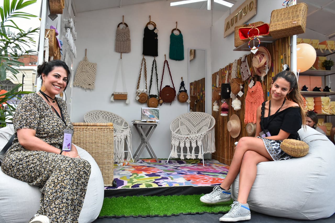 Expositoras de Muttuo, marca de artesanías colombiana.