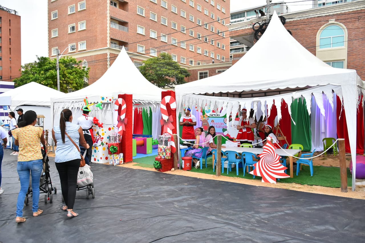 La mayoría de puestos están a tono con la decoración navideña.