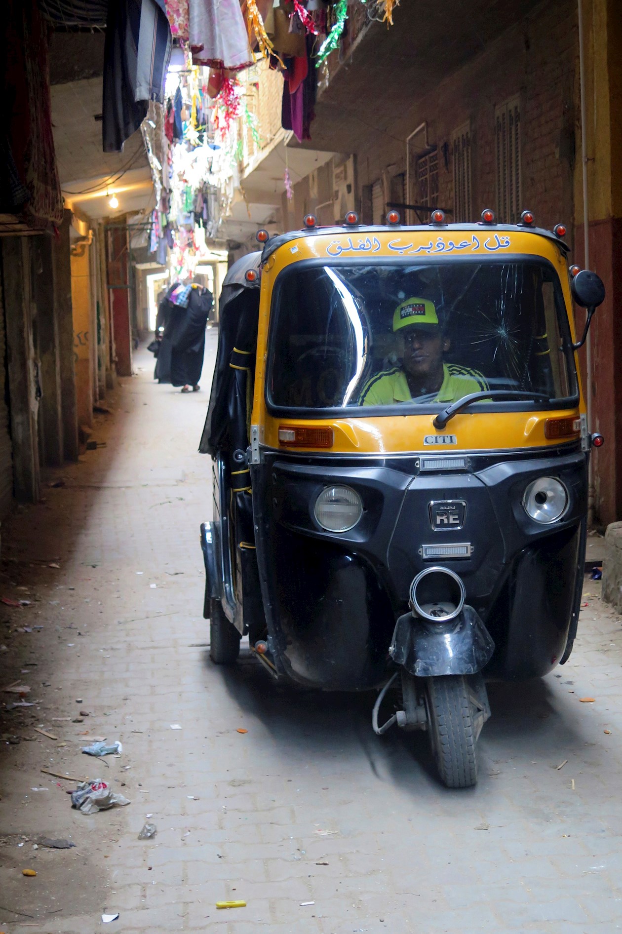 Moataz Alaa se montó en un "tuktuk" (motocarro) por primera vez hace cuatro años y ahora, a los 16, es uno de los tantos menores no contabilizados que se dedican a conducir y uno de los 1,6 millones de niños egipcios que trabajan para ganarse la vida, según la Unesco.