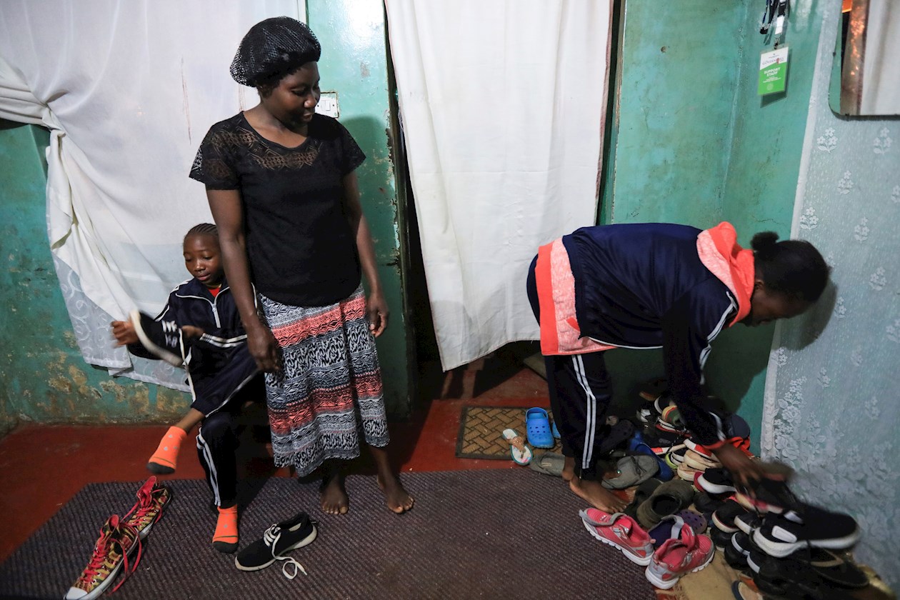 Esther Iruruma junto a su familia en su casa en Nairobi. El sistema de transporte de la capital de Kenia ni siquiera le permite ejercer su rol materno. La ciudad la mantiene apartada de sus hijas. 
