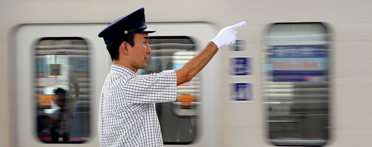 Takayuki Okumura, que conduce convoyes del metro de Tokio desde hace 10 años, durante una jornada de trabajo.