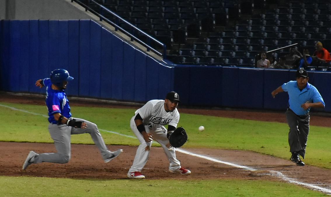 Acción cerrada en primera base, donde Jorge Martínez pone en out al corredor.