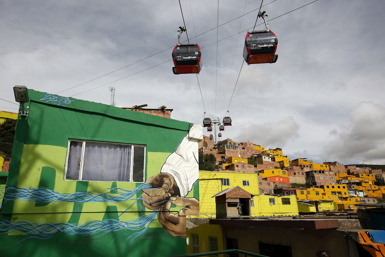  A ciudadanos de barrios como Ciudad Bolívar, el “Transmicable” (teleférico) les ha cambiado la vida, porque reduce en más de la mitad su tiempo de desplazamiento.