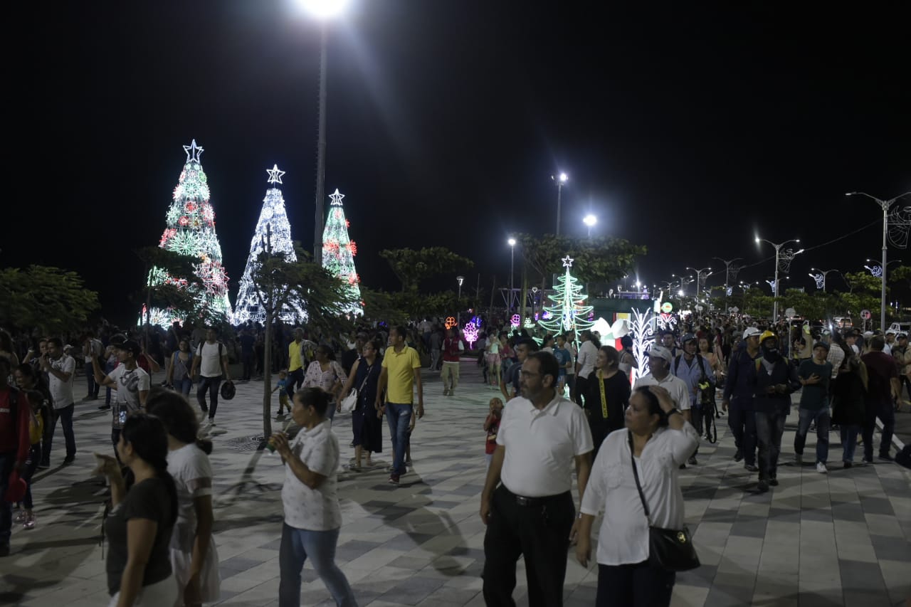 Con el alumbrado el Gran Malecón se convierte en atractivo navideño.
