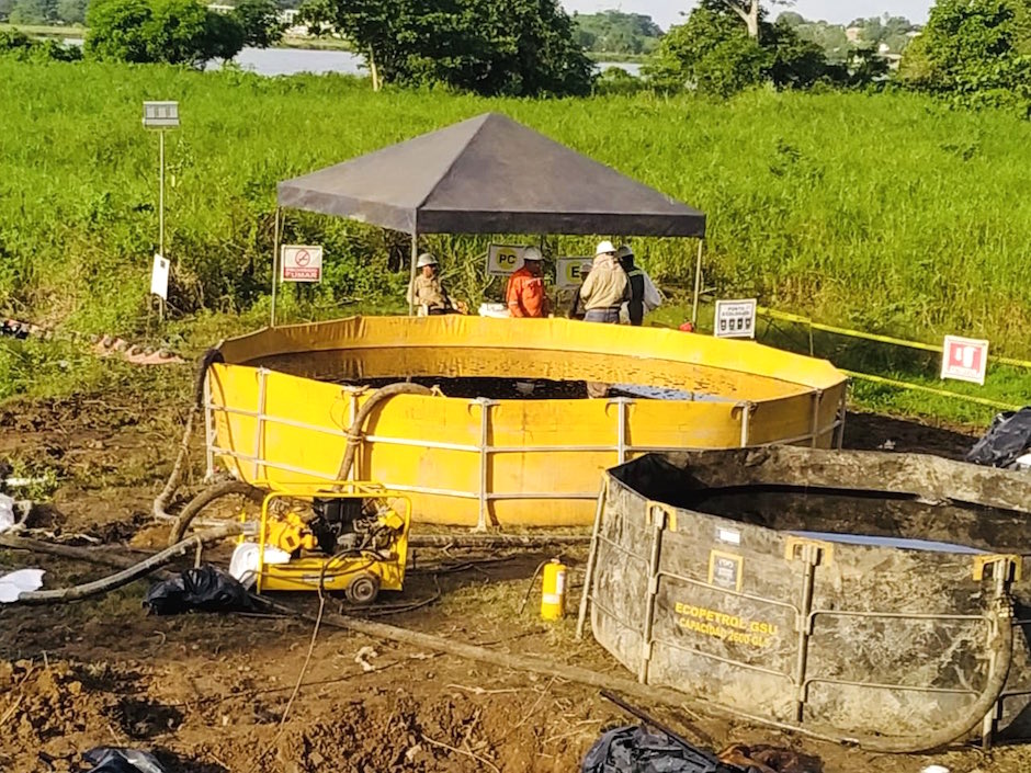 Instalación de diques para controlar la salida del crudo.