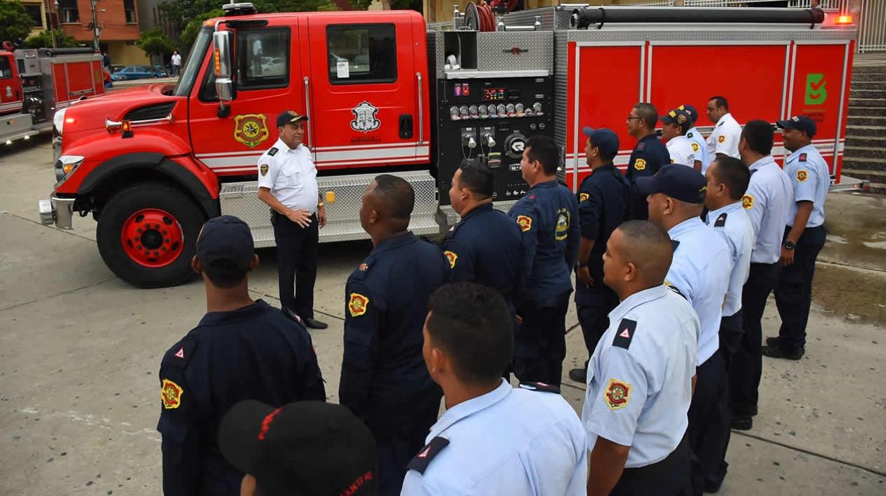 Jaime Pérez, comandante del Cuerpo de Bomberos de Barranquilla y su equipo.