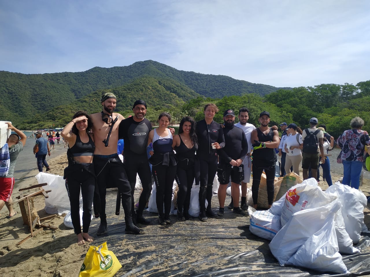 Voluntarios de la jornada de limpieza Playatón Tayrona.